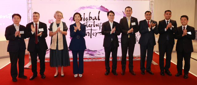 오영주 중소벤처기업부 장관이 지난달 31일 서울 강남구 팁스타운에서 열린 '글로벌 스타트업센터 개소식'에서 참석자들과 기념 촬영하고 있다. 사진 제공=중소벤처기업부