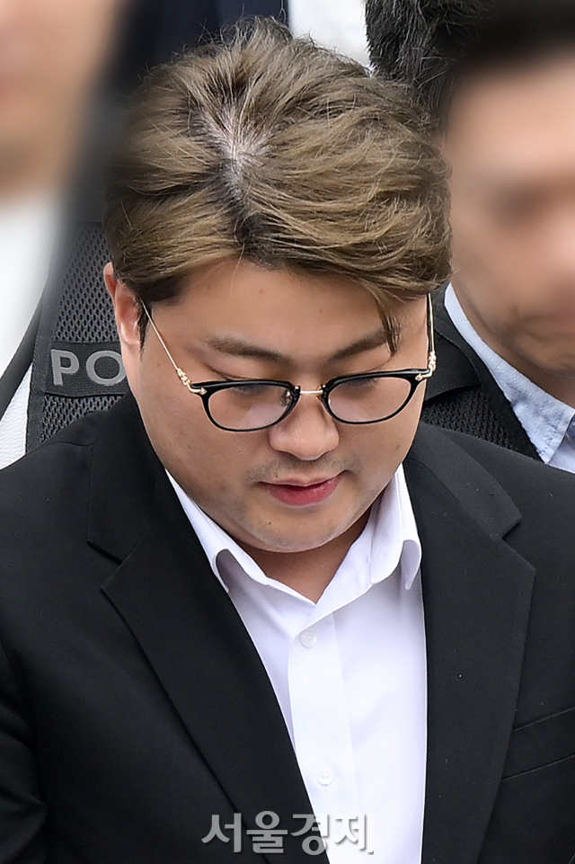 '음주 뺑소니' 김호중, 구치소에 더 있는다…10월까지 구속 연장