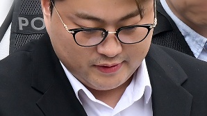 '음주 뺑소니' 김호중, 구치소에 더 있는다…10월까지 구속 연장