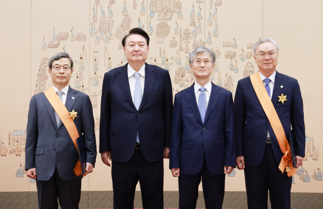 윤석열 대통령이 13일 서울 용산 대통령실 청사에서 퇴임하는 이동원(왼쪽),김선수(오른쪽) 전 대법관에게 청조근정훈장을 수여한 뒤 기념촬영을 하고 있다. 오른쪽 두번째는 조희대 대법원장. 연합뉴스