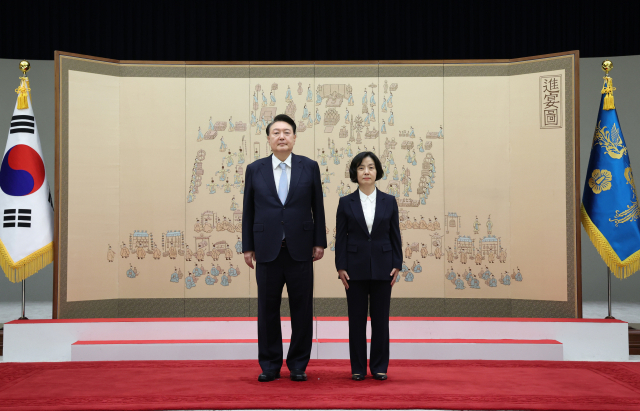 윤석열 대통령이 13일 서울 용산 대통령실 청사에서 이숙연 대법관에게 임명장을 수여한 뒤 기념촬영을 하고 있다. 연합뉴스