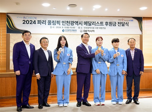 <13일 시청 접견실에서 열린 '2024 파리올림픽 인천광역시 메달리스트 후원금 전달식'에서 선수들에게 후원금을 전달 한 뒤 기념촬영을 하고 있다. (왼쪽부터 DK아시아 김국회 상무, DK아시아 조재만 대표, 전은혜 선수(펜싱 은), 유정복 인천시장, 전훈영 선수 (양궁 금), 정예린 선수(유도 동), 이규생 인천시 체육회장)/DK아시아>