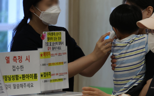 13일 오전 성북구의 한 어린이병원에서 의료진이 체온을 재고 있다. 연합뉴스