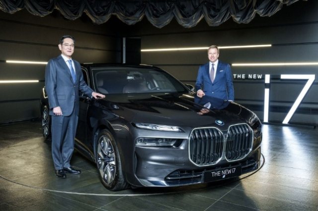 이재용(왼쪽) 삼성전자 회장이 2022년 인천 영종도 BMW 드라이빙 센터에서 열린 차량 인도식에 참석해 올리버 집세 BMW그룹 회장과 기념촬영을 하고 있다. 사진제공=BMW코리아