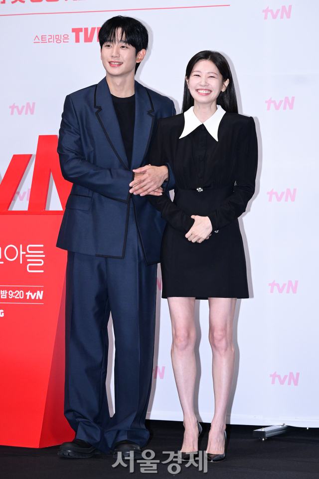 배우 정해인, 정소민이 14일 오전 서울 구로구 신도림 라마다호텔에서 진행된 tvN 새 토일드라마 ‘엄마친구아들’(극본 신하은/연출 유제원) 제작발표회에서 포즈를 취하고 있다. 김규빈 기자 2024.08.14