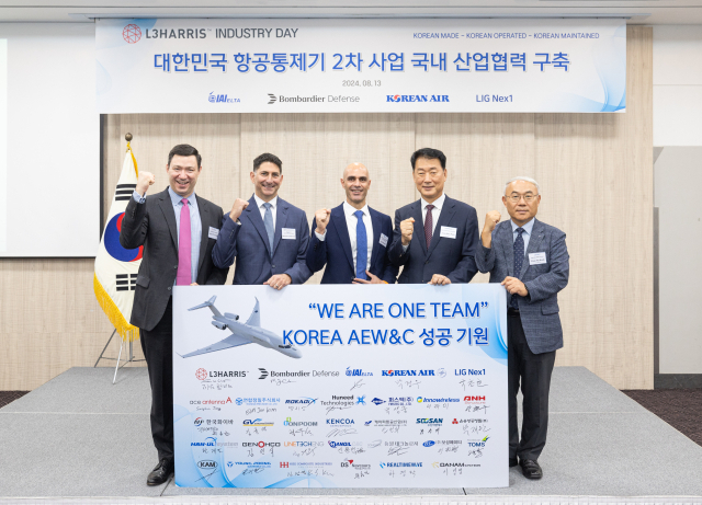 제이슨 W 램버트(왼쪽) L3해리스 ISR(감시 및 정찰) 사장과 박정우(오른쪽 두 번째) 대한항공 항공우주사업본부장 등 관계자들이 13일 열린 ‘L3 인더스트리 데이’ 행사에서 기념 촬영을 하고 있다. 사진 제공=대한항공