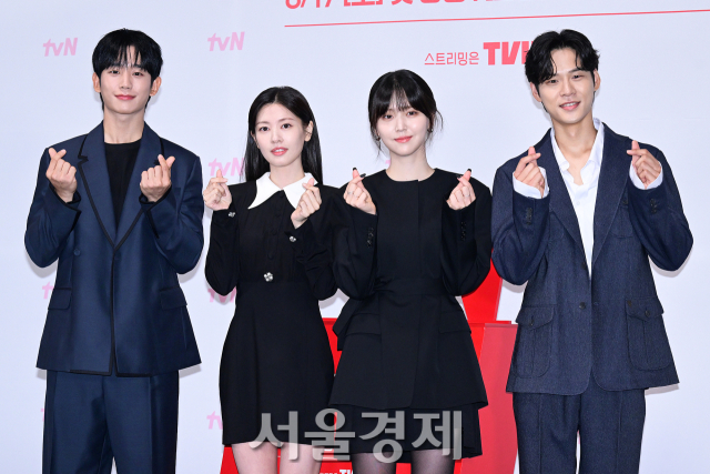 배우 정해인, 정소민, 김지은, 윤지온이 14일 오전 서울 구로구 신도림 라마다호텔에서 진행된 tvN 새 토일드라마 ‘엄마친구아들’(극본 신하은/연출 유제원) 제작발표회에서 포즈를 취하고 있다. 김규빈 기자 2024.08.14