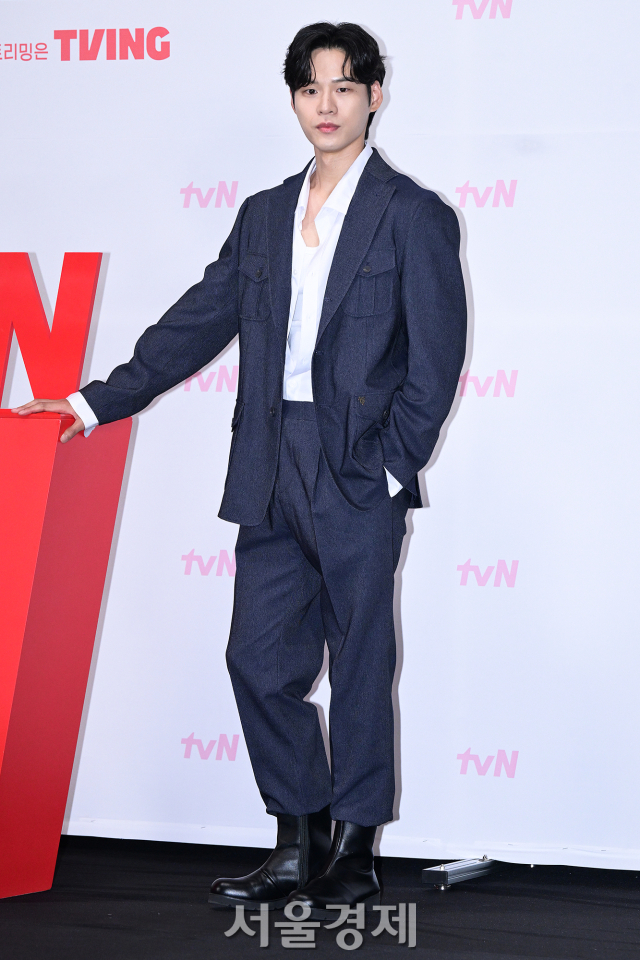 배우 윤지온이 14일 오전 서울 구로구 신도림 라마다호텔에서 진행된 tvN 새 토일드라마 ‘엄마친구아들’(극본 신하은/연출 유제원) 제작발표회에서 포즈를 취하고 있다. 김규빈 기자 2024.08.14