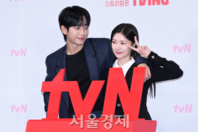 배우 정해인, 정소민이 14일 오전 서울 구로구 신도림 라마다호텔에서 진행된 tvN 새 토일드라마 ‘엄마친구아들’(극본 신하은/연출 유제원) 제작발표회에서 포즈를 취하고 있다. 김규빈 기자 2024.08.14