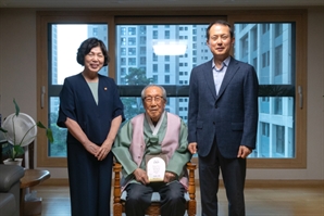 빙그레, 김영관 애국지사에 특별한 한복 전달…'처음 입는 광복'