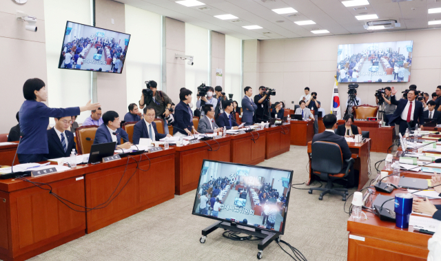 14일 오전 국회 법제사법위원회에서 열린 김영철 서울북부지검 차장검사 '탄핵소추사건 조사'와 관련한 청문회에서 권익위원회 고위 간부 사망과 관련한 의사진행발언을 하던 더불어민주당 전현희 의원(왼쪽)과 이를 항의한 국민의힘 송석준 의원(오른쪽)이 설전을 벌이고 있다. 연합뉴스