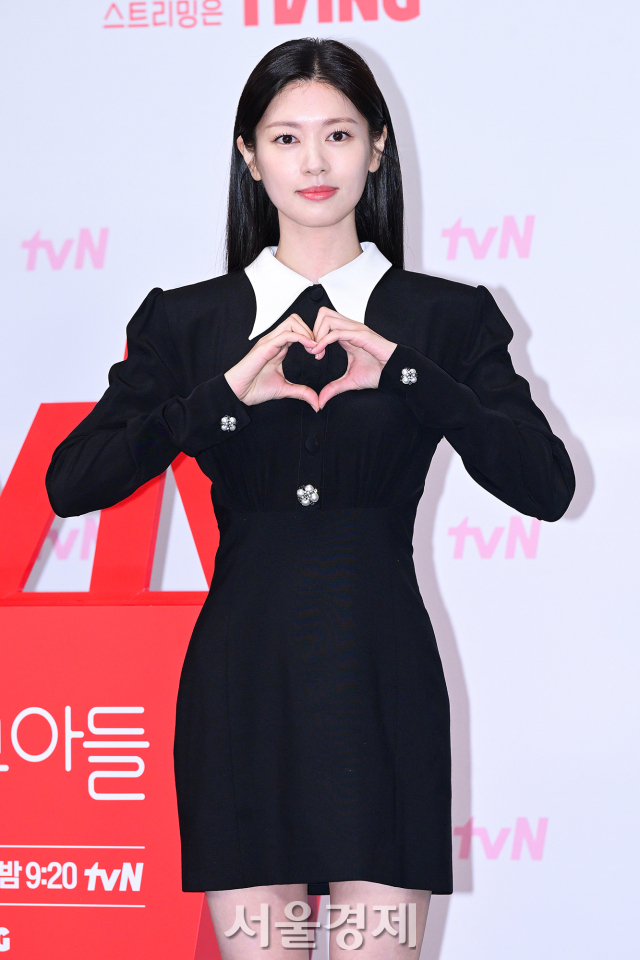 배우 정소민이 14일 오전 서울 구로구 신도림 라마다호텔에서 진행된 tvN 새 토일드라마 ‘엄마친구아들’(극본 신하은/연출 유제원) 제작발표회에서 포즈를 취하고 있다. 김규빈 기자 2024.08.14