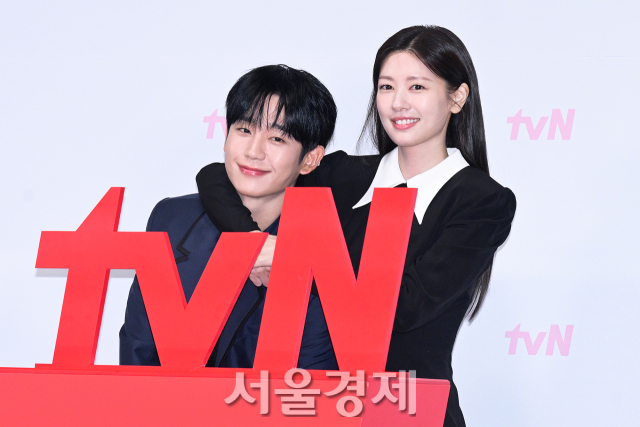 배우 정해인, 정소민이 14일 오전 서울 구로구 신도림 라마다호텔에서 진행된 tvN 새 토일드라마 ‘엄마친구아들’(극본 신하은/연출 유제원) 제작발표회에서 포즈를 취하고 있다. 김규빈 기자 2024.08.14