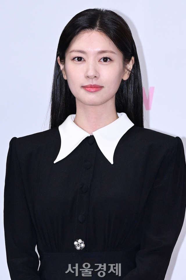 배우 정소민이 14일 오전 서울 구로구 신도림 라마다호텔에서 진행된 tvN 새 토일드라마 ‘엄마친구아들’(극본 신하은/연출 유제원) 제작발표회에서 포즈를 취하고 있다. 김규빈 기자 2024.08.14