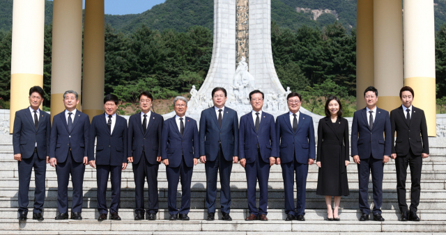 김진경 경기도의회 의장(오른쪽 두번째)이 광복절을 하루 앞둔 14일 전국 시·도의회 의장들과 국립대전현충원 참배하고 있다. 사진 제공 = 경기도의회