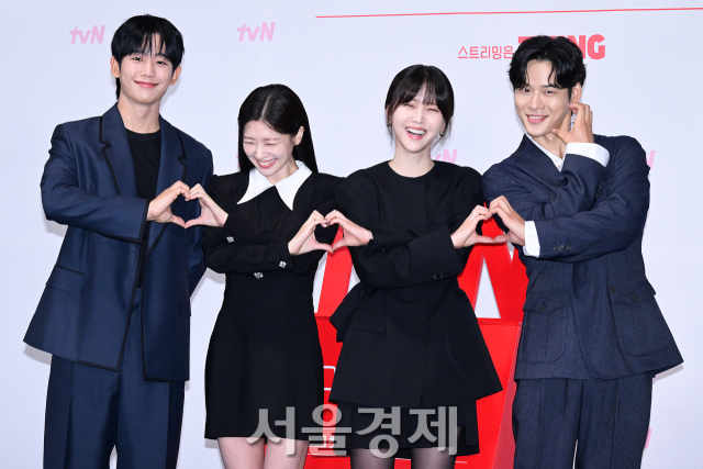 배우 정해인, 정소민, 김지은, 윤지온이 14일 오전 서울 구로구 신도림 라마다호텔에서 진행된 tvN 새 토일드라마 ‘엄마친구아들’(극본 신하은/연출 유제원) 제작발표회에서 포즈를 취하고 있다. 김규빈 기자 2024.08.14