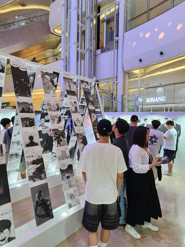 14일 서울 송파구 롯데월드몰에서 열린 웹툰 '외모지상주의'의 팝업 스토어 행사에서 관람객들이 팝업스토어를 살펴보고 있다. 사진 제공=박태준만화회사