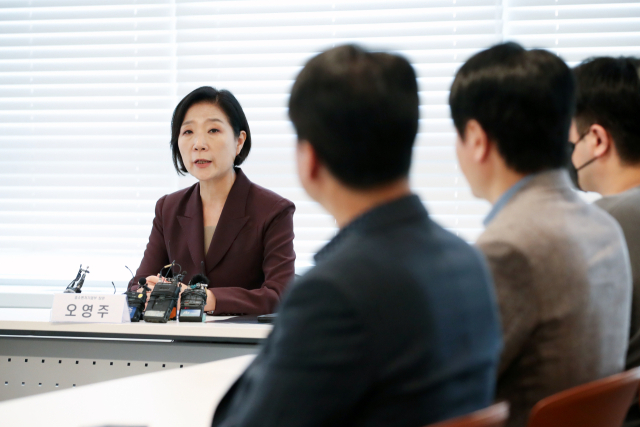 오영주 중소기업벤처부 장관이 14일 오후 서울 마포구 드림스퀘어에서 열린 ‘티몬·위메프 미정산 피해 기업 간담회’를 열고 피해 기업 관계자들과 대화하고 있다. 뉴스1