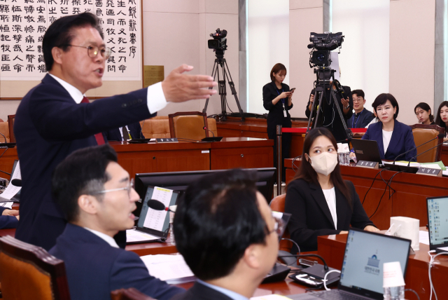 송석준(왼쪽) 국민의힘 의원이 14일 오후 국회에서 열린 김영철 서울북부지검 차장검사 ‘탄핵소추 사건 조사’와 관련한 청문회에서 정청래 법사위원장과 논쟁을 벌이고 있다. 뉴스1