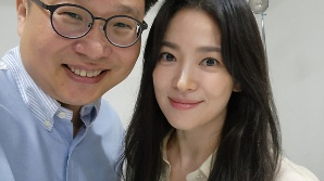 서경덕 교수 '송혜교 '밀착셀카'와 함께 전한 훈훈한 소식