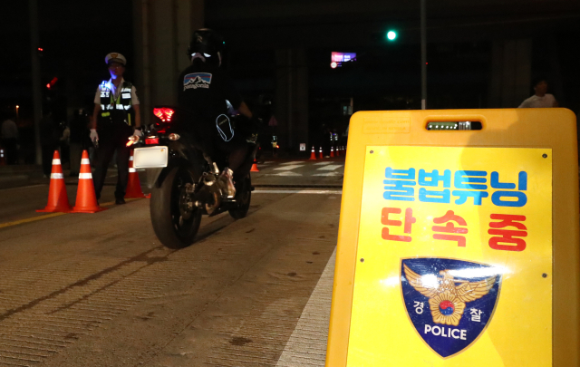 광복절을 하루 앞둔 14일 오후 서울 잠수교 북단에서 서울경찰청이 8.15 광복절 대비 폭주족 특별단속을 실시하고 있다. 뉴스1