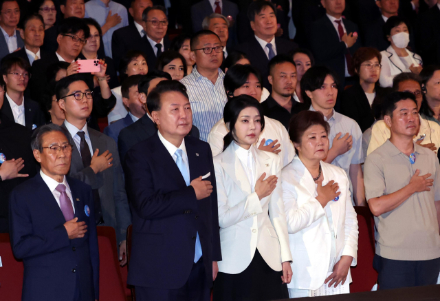 윤석열 대통령 부부, 제79주년 광복절 경축식 참석 (서울=연합뉴스) 진성철 기자 = 윤석열 대통령과 김건희 여사가 15일 서울 종로구 세종문화회관에서 열린 제79주년 광복절 경축식에서 이동일 순국선열유족회장 등 참석자들과 함께 국기에 대한 경례를 하고 있다. 2024.8.15 [대통령실통신사진기자단] zjin@yna.co.kr (끝) <저작권자(c) 연합뉴스, 무단 전재-재배포, AI 학습 및 활용 금지>