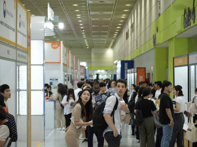 지난해 서울 강남구 코엑스에서 열린 ‘2023 글로벌 탤런트 페어’에 참가한 구직자들이 참여 기업의 부스를 돌며 채용 설명을 듣고 있다. 사진제공=KOTRA