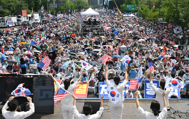 광복절인 15일 폭염에도 불구하고 서울 도심 곳곳에서 크고 작은 집회가 열렸다. 이날 서울 세종대로에서 자유통일당 주최로 '8·15 국민 혁명대회' 집회가 열리고 있다. 오승현 기자 2024.08.15