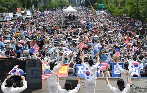 35도 ‘찜통더위’속  서울도심 대규모 광복절 집회…온열질환 우려