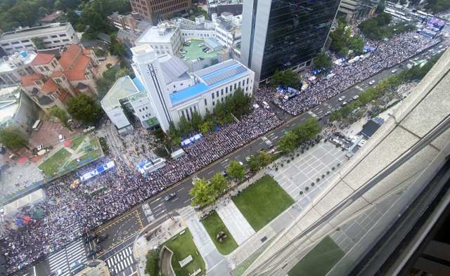 광복절인 15일 폭염에도 불구하고 서울 도심 곳곳에서 크고 작은 집회가 열렸다. 이날 서울 세종대로에서 자유통일당 주최로 '8·15 국민 혁명대회' 집회가 열리고 있다. 오승현 기자