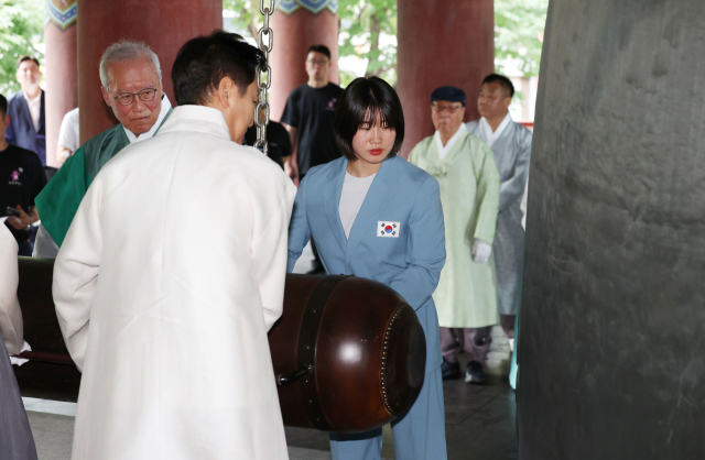 제79주년 광복절인 15일 서울 종로구 보신각에서 열린 제79주년 광복절 기념 타종식에서 오세훈 서울시장과 파리올림픽 유도 은메달리스트인 허미미, 독립유공자의 후손 등이 타종을 하고 있다. 연합뉴스