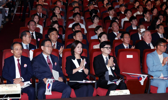 국민의힘의 추경호(앞줄 왼쪽부터) 원내대표, 주호영 의원, 허은아 개혁신당 대표, 한동훈 국민의힘 대표가 15일 서울 종로구 세종문화회관에서 열린 제79주년 광복절 경축식에 참석하고 있다. 연합뉴스