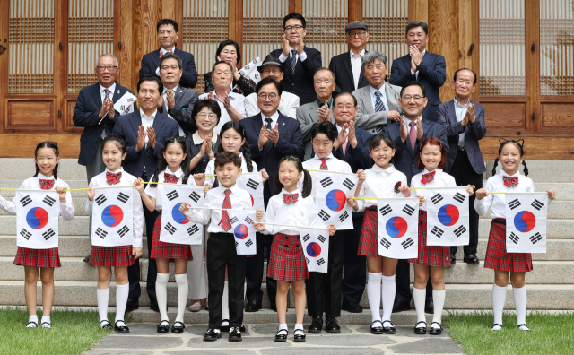 우원식(셋째 줄 왼쪽 세 번째) 국회의장이 15일 오후 국회 사랑재에서 열린 제79주년 광복절 기념 독립운동가 후손 초청 오찬에 앞서 기념 촬영을 하고 있다. 연합뉴스