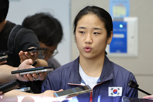 2024 파리 올림픽 배드민턴 여자단식에서 금메달을 획득한 뒤 안세영이 7일 인천공항을 통해 귀국, 취재진과 인터뷰 하고 있다. 안세영은 금메달 획득 후 대한배드민턴협회의 부조리를 지적하며 논란이 되고 있다. 뉴스1