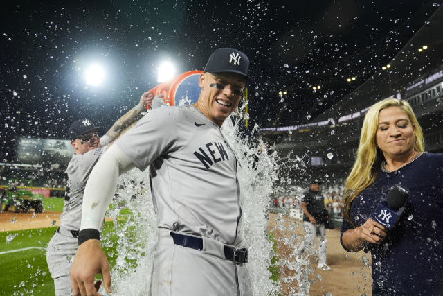 미국프로야구 메이저리그(MLB) 뉴욕 양키스 선수들이 최소 경기, 최소 타수 300홈런 기록을 달성한 에런 저지를 축하하고 있다. AP연합뉴스