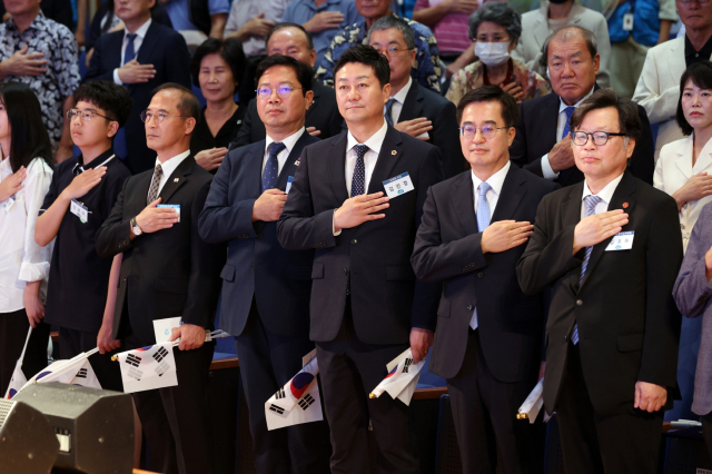 김진경 경기도의회 의장(오른쪽 앞줄 세번째)이 광복절인 15일 수원 경기도경제과학진흥원에서 열린 제79주년 광복절 경축식에 참석해 국민의례를 하고 있다. 사진 제공 = 경기도의회