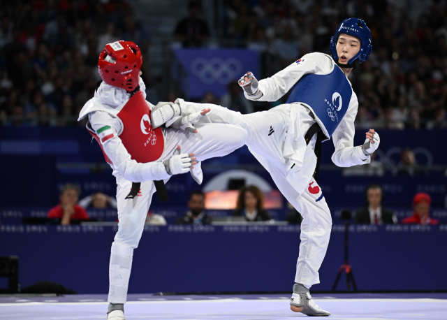 결승전에서 포인트를 얻는 김유진(오른쪽). 서울경제DB