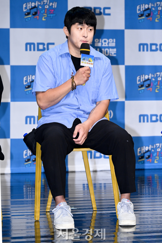 웹툰 작가 기안 84가 16일 오후 서울 마포구 MBC 골든마우스홀에서 진행된 MBC 새 예능 ‘태어난 김에 음악일주’ 제작발표회에서 소감을 말하고 있다. 김규빈 기자 2024.08.16