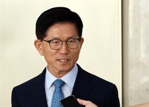 ‘죽음의 굿판’…세월호 유족 “김문수, 참사 모독 사과하고 사퇴해야”