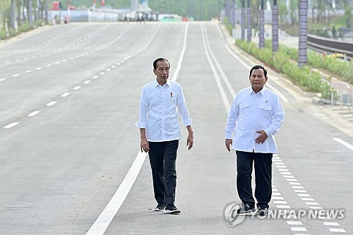 조코 위도도 인도네싱 대통령(왼쪽)과 프라보워 수비안토 대통령 당선인이 지난 12일(현지시간) 신수도 예정지 누산타라를 둘러보고 있다. AFP 연합뉴스