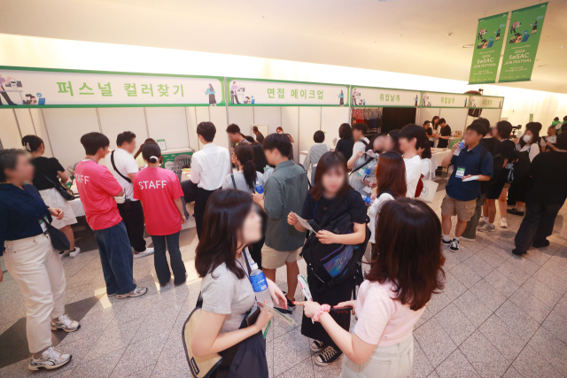 이달 2일 서울 중구 동대문디자인플라자(DDP)에서 열린 ‘2024 새싹 잡 페스티벌’에서 청년 구직자들이 부스를 둘러보고 있다. 연합뉴스