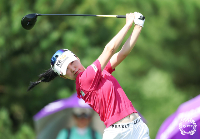 이예원이 16일 더헤븐 마스터즈 1라운드 16번 홀에서 티샷을 하고 있다. 사진 제공=KLPGA