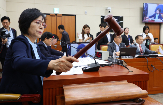 14일 오전 국회에서 열린 과학기술정보방송통신위원회의 '불법적 방송문화진흥회 이사 선임 등 방송장악 관련' 1차 청문회에서 더불어민주당 소속 최민희 위원장이 의사봉을 두드리고 있다. 연합뉴스