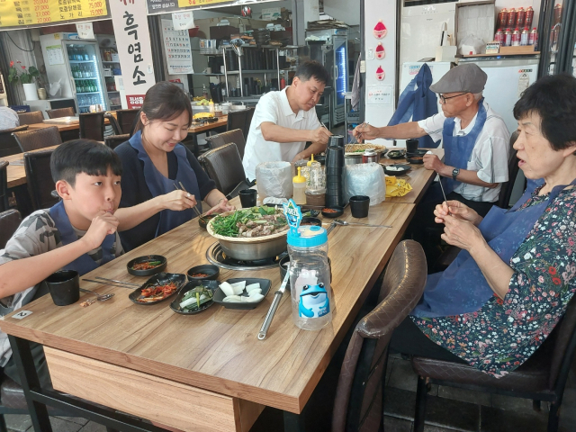 지난 9일 성남 모란전통시장 형제흑염소를 찾은 3대가 염소고기를 맛보고 있다. 사진 제공 = 형제흑염소