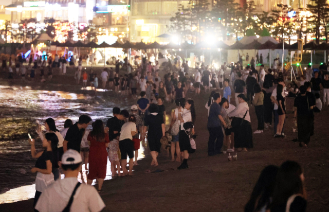 부산 수영구 광안리해수욕장에 많은 시민이 모여 바닷바람을 맞으며 더위를 이겨내고 있다. 연합뉴스