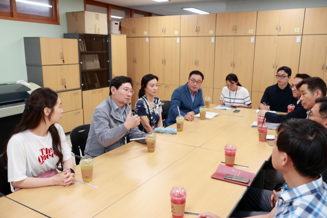 이상일 용인시장이 지난 16일 둔전제일초등학교에서 학부모, 학교 관계자들과 간담회를 하고 있다. 사진 제공 = 용인시