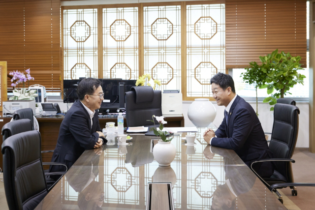 김진경 경기도의회 의장(오른쪽)과 김동연 경기도지사가 16일 오전 도의회 의장실에서 만나 환담하고 있다. 사진 제공 = 경기도의회