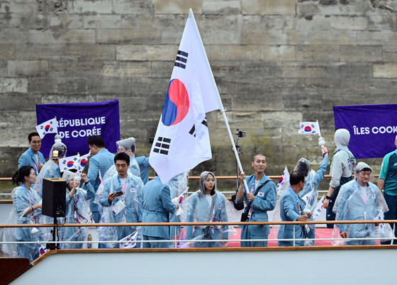 2024 파리 올림픽 개회식에서 한국 선수단이 탄 배를 조직위원회는 북한이라고 잘못 소개했다. 뉴스1