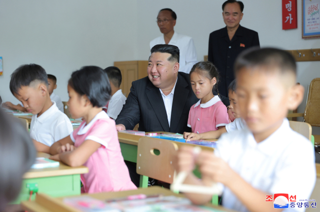 김정은 북한 국무위원장이 지난 16일 평양 4.25여관을 찾아 수해지역 학생들을 위한 교육준비정형을 요해(파악)했다고 조선중앙통신이 17일 보도했다. 연합뉴스