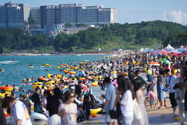 무더위가 이어진 17일 오후 강원 속초시 속초해수욕장을 찾은 피서객들이 물놀이를 즐기고 있다. 뉴스1